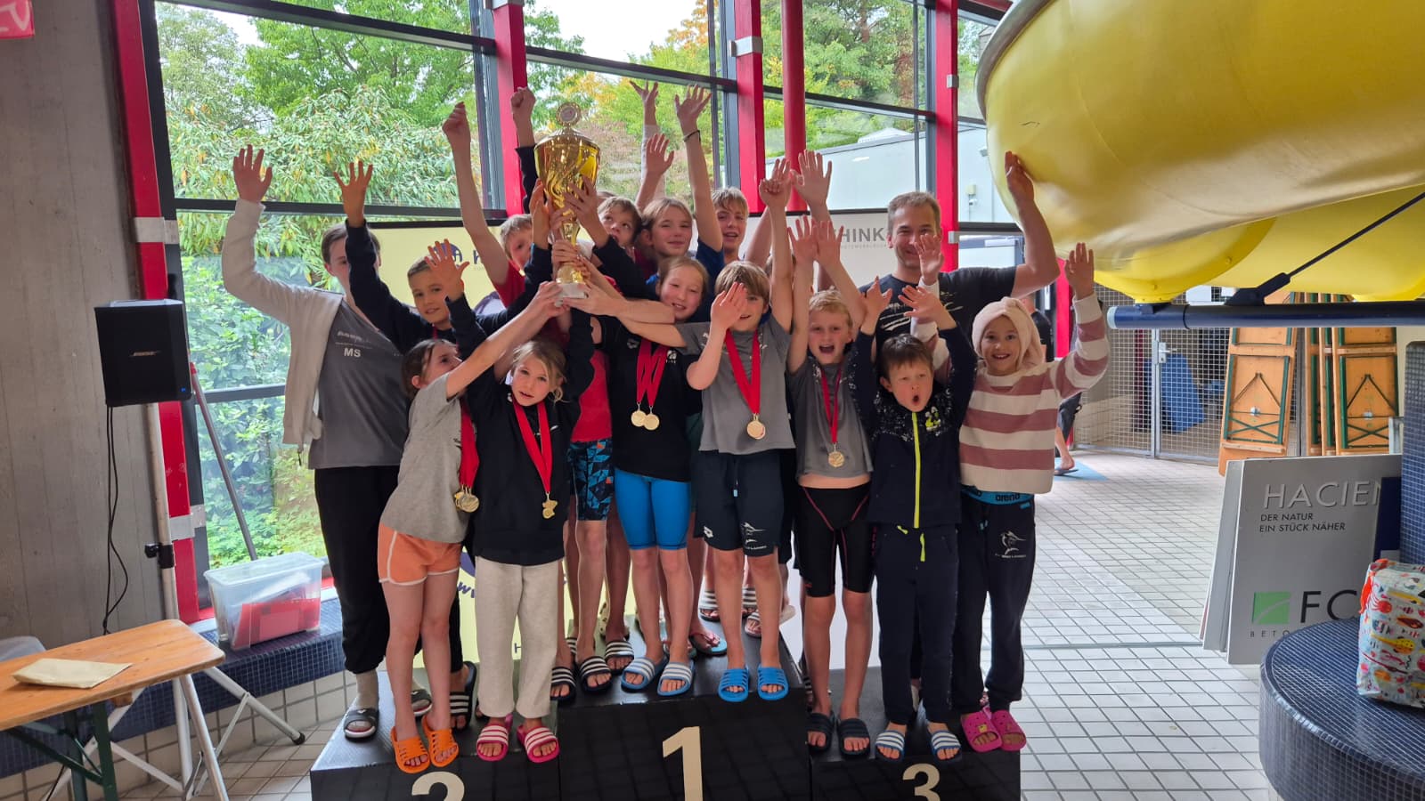 1 Pokal für die Mannschaft, alle Staffeln gewonnen und viele Quali-Zeiten